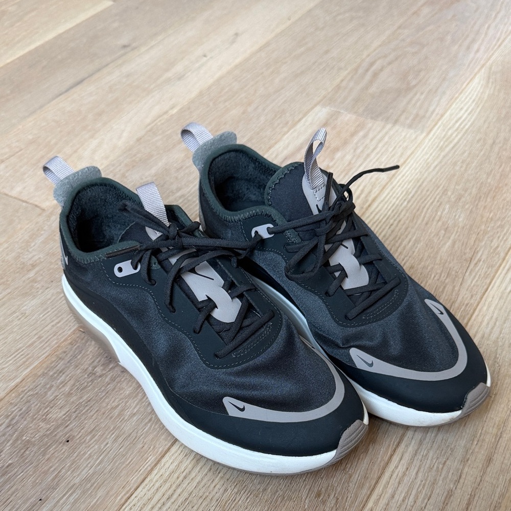 Nike Women's Black and Light Gray Low-Top Sneakers